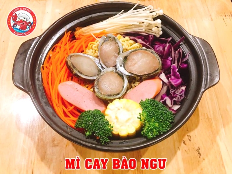 Nước dùng đậm đà, mì dai Hàn Quốc, hải sản tươi ngon kết hợp hoàn hảo, khơi dậy vị giác khi thưởng thức mì cay.