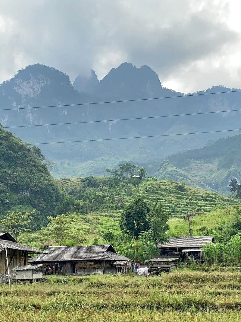 Hà Giang thơ mộng với mây bồng bềnh và núi hùng vĩ.