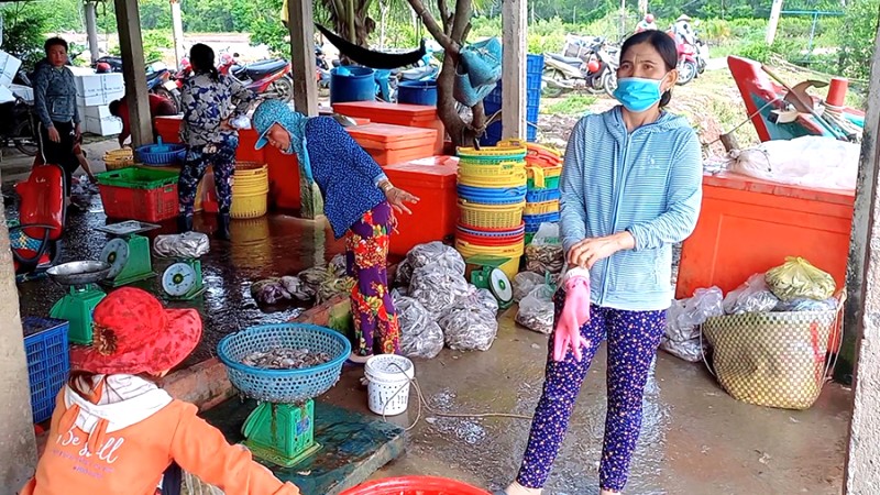 Vựa hải sản tươi sống ở cảng