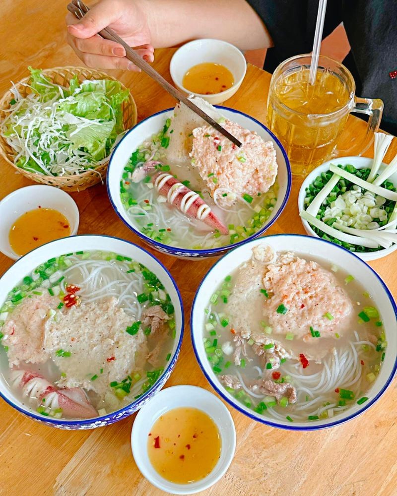 Bún quậy Thanh Hùng: topping ngập tràn!