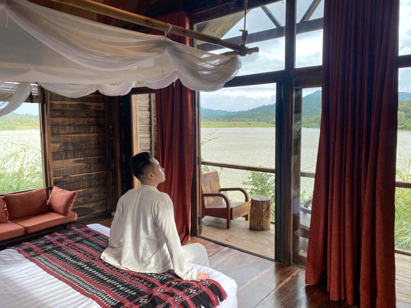 Chuyến du lịch Buôn Ma Thuột 3N2Đ của Hiếu Thiên ghé thăm Lak Tented Camp, khu nghỉ dưỡng cao cấp giữa Hồ Lak.