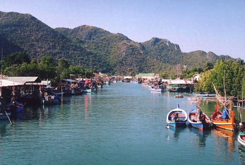 Vườn quốc gia Khao Sam Roi Yot là rừng nguyên sinh rộng lớn ở trung tâm Hua Hin.