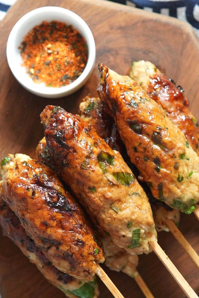 Tsukune (つ く ね) là thịt viên gà băm, trứng, rau và gia vị.