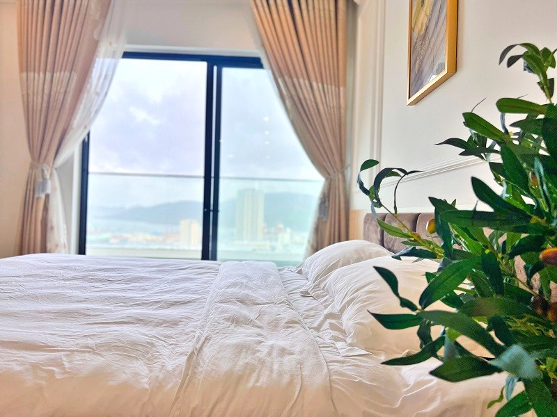 Oh Homestay: Phòng view biển, cửa kính thoáng gió.