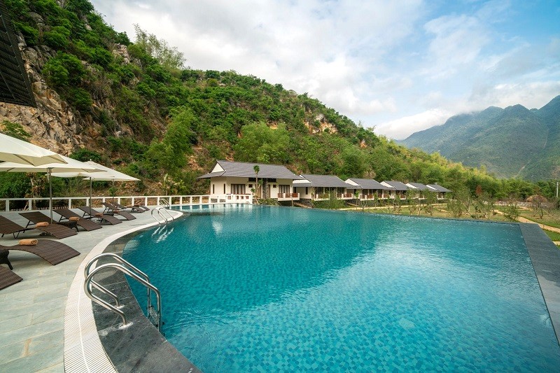 Mai Chau Mountain View Resort: xe đạp miễn phí, hồ bơi, quầy bar. (84 ký tự)