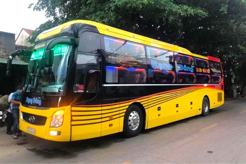 Rạng Đông Buslines chỉ có 1 chuyến Quy Nhơn - Sài Gòn mỗi ngày, xuất phát lúc 19h15. Hãy lên kế hoạch di chuyển hợp lý.