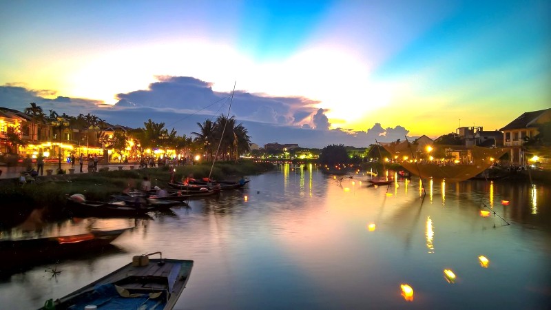 Hoàng hôn nhuộm phố Hội sắc màu bình yên. Ánh đèn từ những ngôi nhà lung linh, tô điểm thêm vẻ đẹp êm đềm của thành phố.