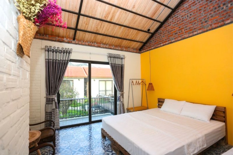 Phòng homestay rực rỡ sắc màu.