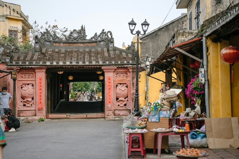 Cửa hàng lưu niệm trước Chùa Cầu (Hoi An Photographer)