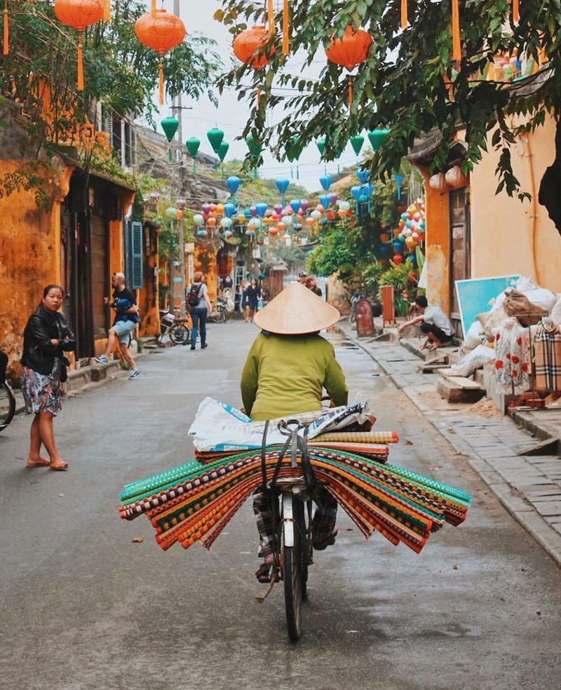 Hội An cổ kính, nhộn nhịp, chậm rãi và xưa cũ.