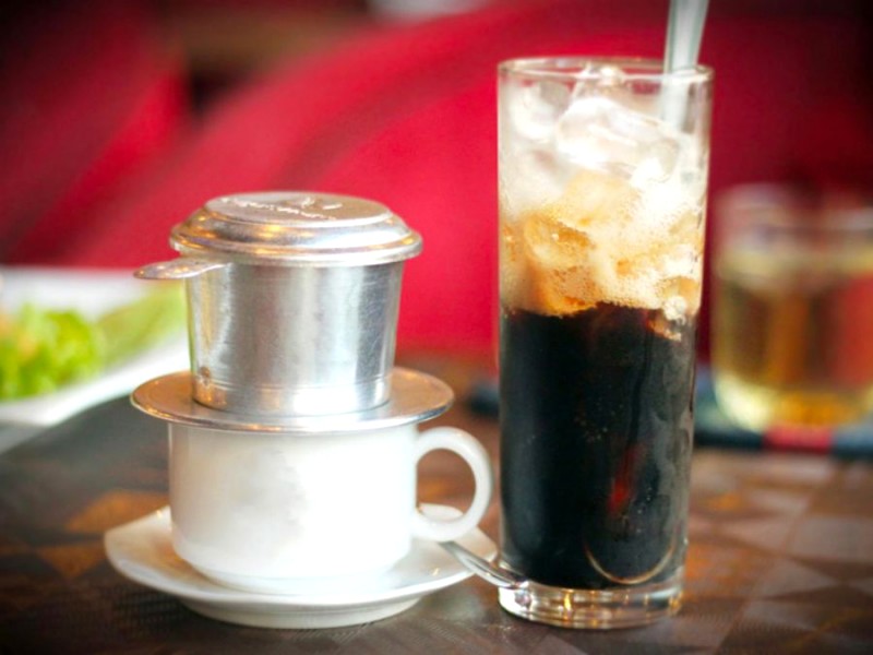 Bờ Hồ Cafe, với tầm nhìn hướng ra Hồ Vân Thủy, mang đến không gian thoáng đãng, mát mẻ, lý tưởng để thư giãn cuối tuần cùng gia đình và bạn bè.