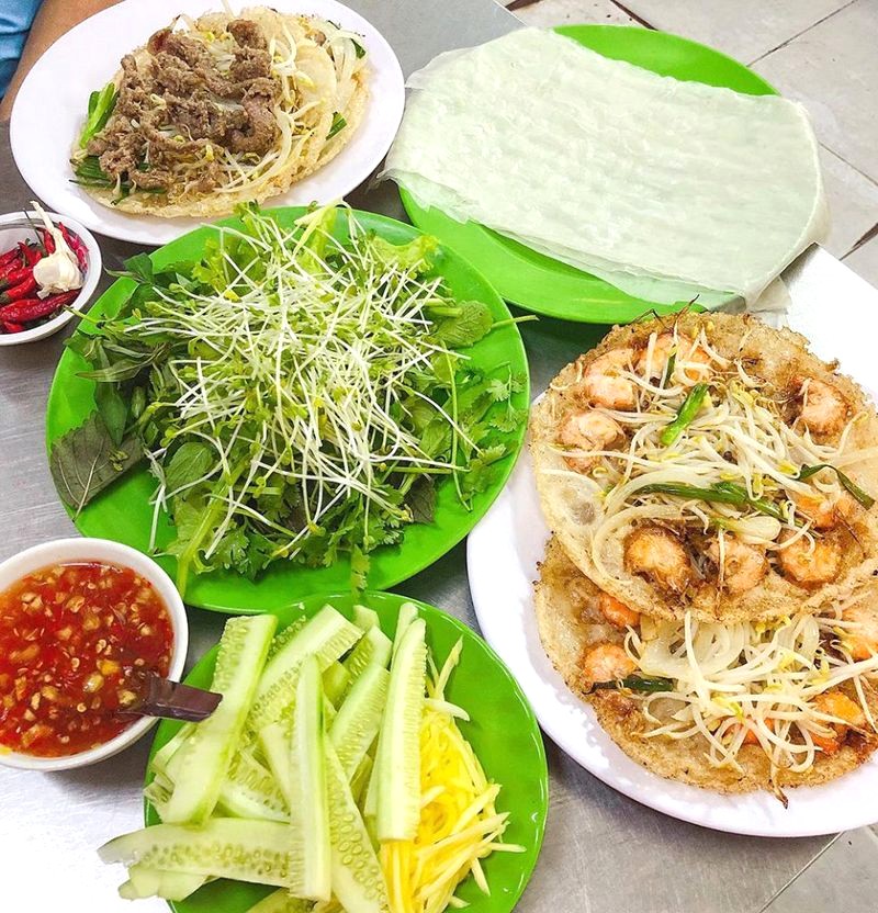 Bánh xèo giòn, tôm nhảy, nhân tươi ngon.