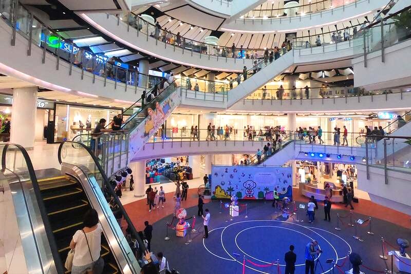 Centralworld là điểm đến lý tưởng cho du khách muốn mua sắm, giải trí và tham quan.