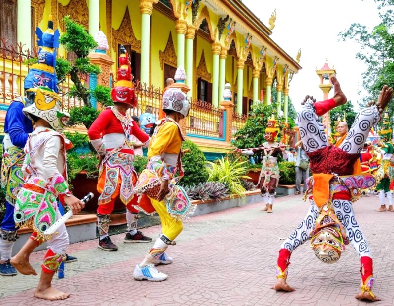 Thanh niên trai tráng tung hoành, nhảy múa, đấu võ.