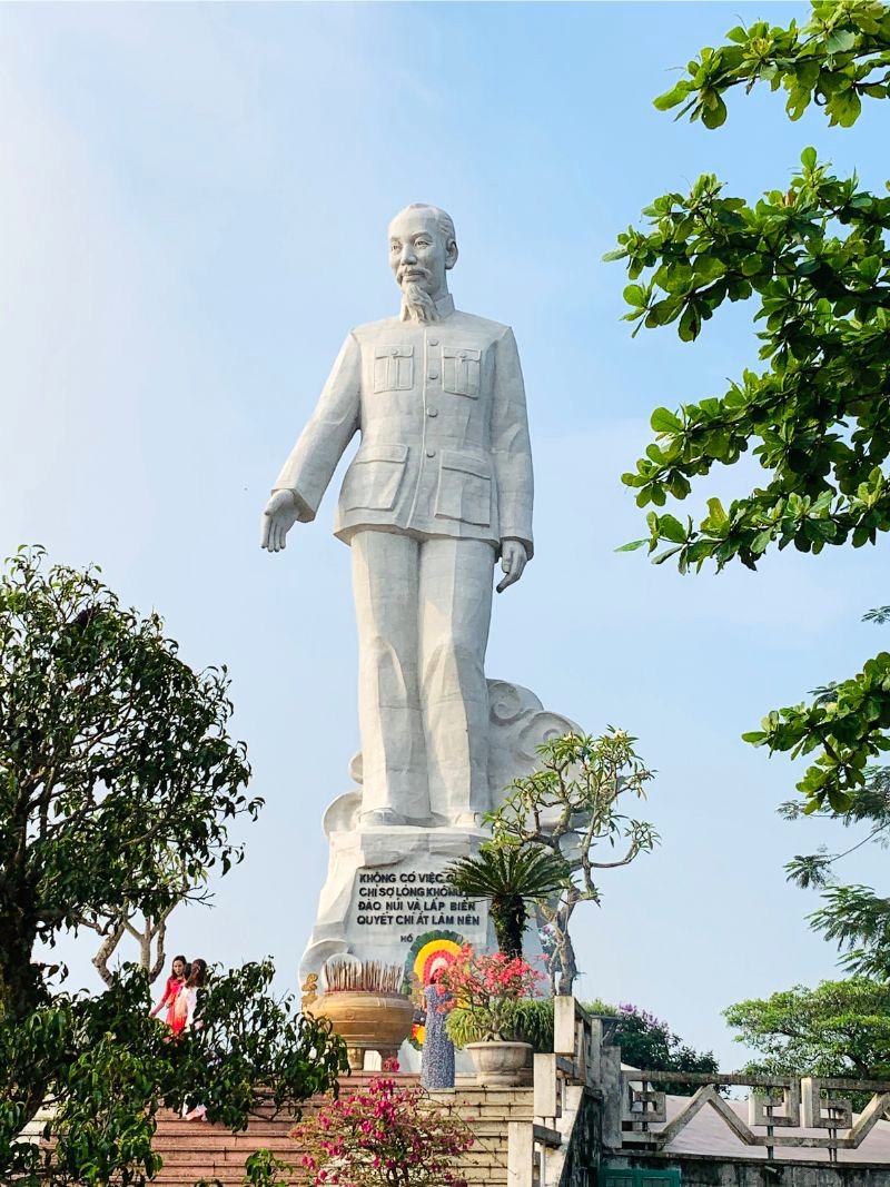 Tượng đài Hồ Chí Minh cao hơn 18m, được tạc từ đá Granit, khắc họa hình ảnh giản dị của Bác.