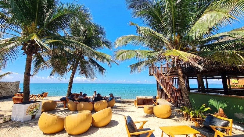 Chameleon Beach Bar nổi bật với ghế tròn mây.