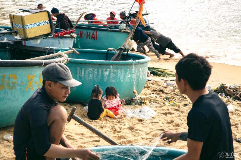 Tuổi thơ làng chài, gắn bó biển khơi.