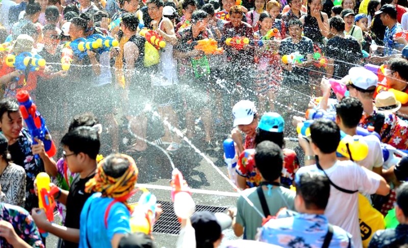 Bangkok rực rỡ sắc màu lễ hội Songkran.