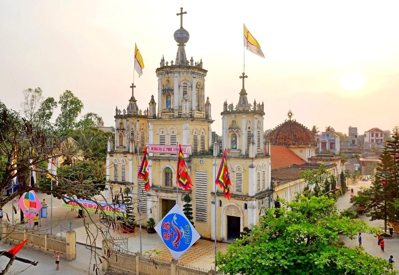 Nhà thờ Sầm Sơn: Điểm check-in lý tưởng và biểu tượng tâm linh cho người dân địa phương.