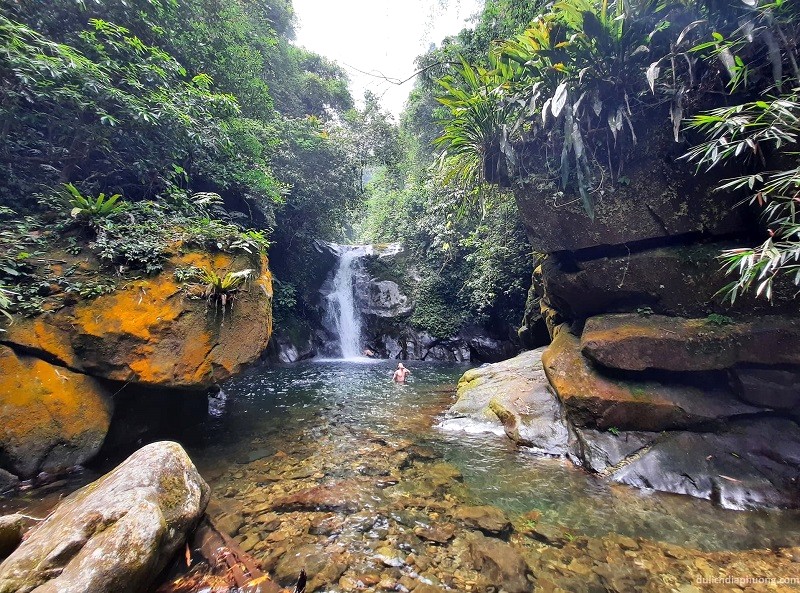 Suối Trạch: Bãi tắm thiên nhiên.