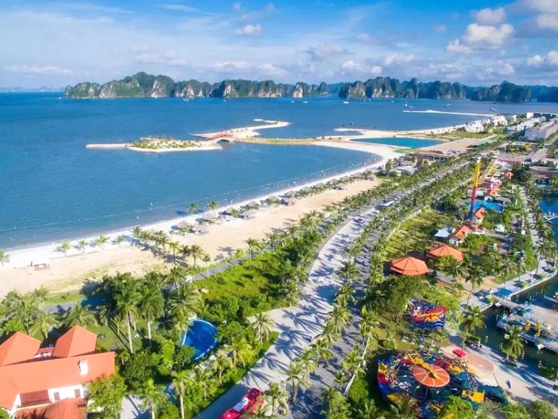 Bán đảo Tuần Châu đẹp ngỡ ngàng với biển xanh trong vắt. (Ảnh: Traveloka)