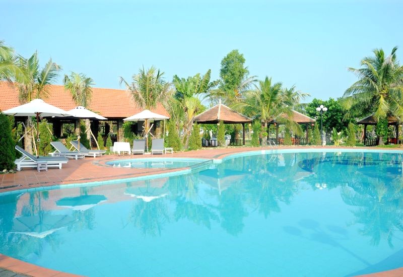 Hồ bơi trong veo rộng rãi, điểm nhấn của Capital O 1078 Sun and Sea resort Huế, mang đến không gian thư giãn lý tưởng.