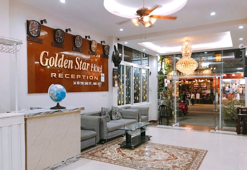 Sảnh chờ Golden Star Hotel sang trọng, rộng rãi với tầm nhìn phố phường sầm uất.