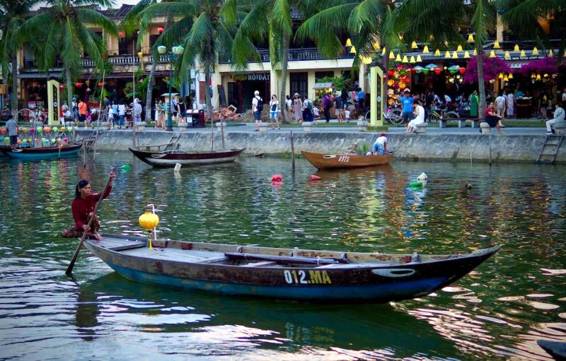 Dòng Thu Bồn hiền hòa, nét đẹp bình yên của các mẹ, các bà với mái chèo nhịp nhàng khua nước.