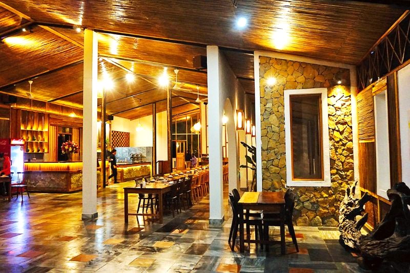 Bakhan Resort: Nhà hàng sang trọng phục vụ món Á - Âu ngay trong khuôn viên.