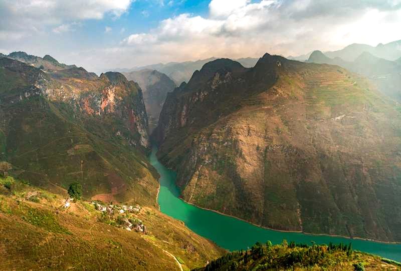 Là một trong tứ đại đỉnh đèo của vùng núi phía Bắc, Mã Pí Lèng thu hút du khách với vẻ đẹp hùng vĩ. Từ đỉnh đèo, dòng Nho Quế uốn lượn như dải lụa xanh biếc giữa núi non trùng điệp.