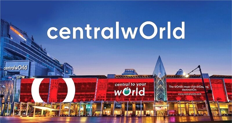 Quảng trường rực rỡ sắc màu trước Centralworld là điểm hẹn văn hóa thu hút giới trẻ.