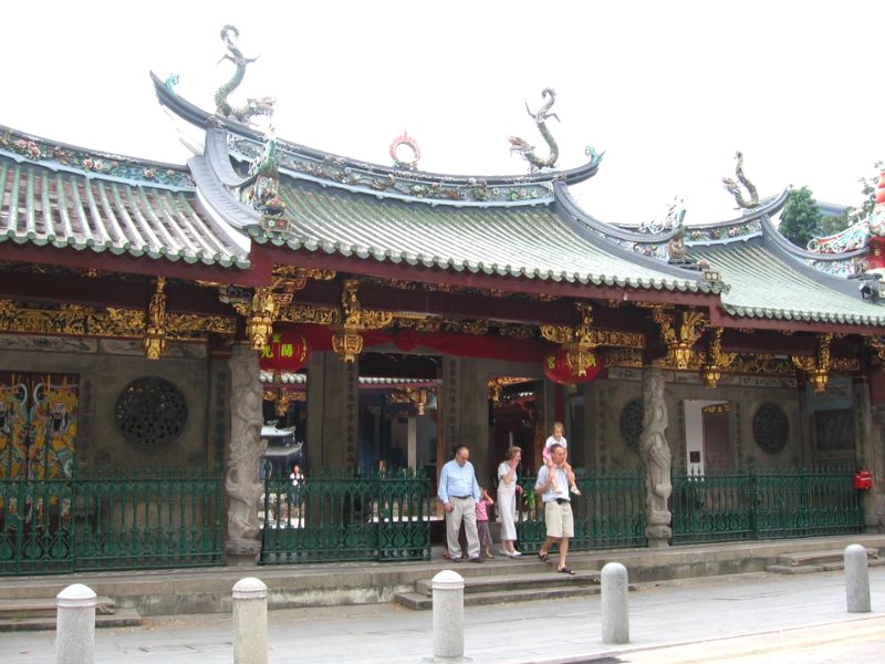 Thian Hock Keng Temple nổi tiếng với kiến trúc Nam Trung Hoa tinh xảo, kết hợp kỹ thuật điêu khắc chạm trổ độc đáo.