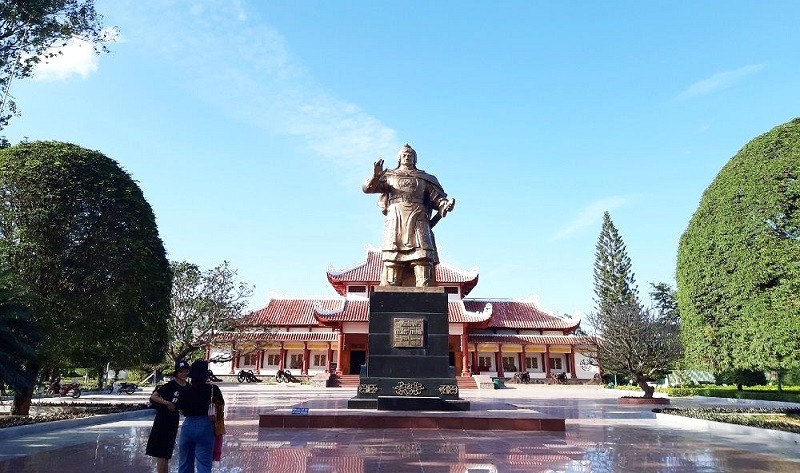 Tượng Quang Trung uy nghi, trấn giữ biển khơi.