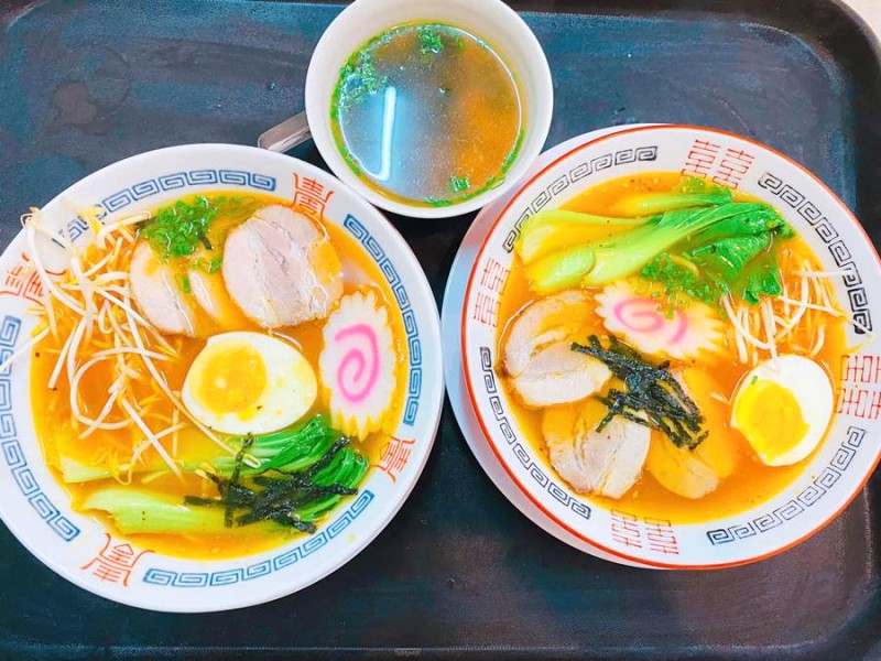 Thưởng thức Ramen với trứng, thịt luộc, rau xanh, nước dùng đậm đà tại NEKO SUSHI Vĩnh Long.