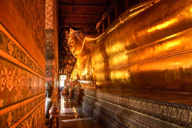 Nằm dài 46 mét, cao 15 mét, pho tượng Phật dát vàng là biểu tượng nổi tiếng của chùa Wat Pho cổ kính.