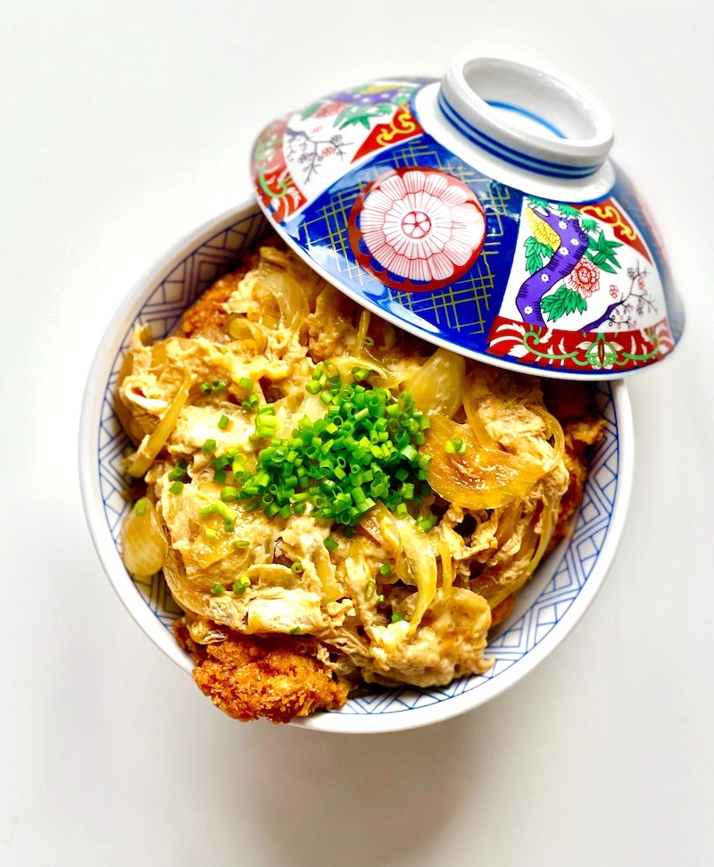 Katsudon là món Donburi với thịt lợn chiên xù, rưới nước sốt đậm đà.