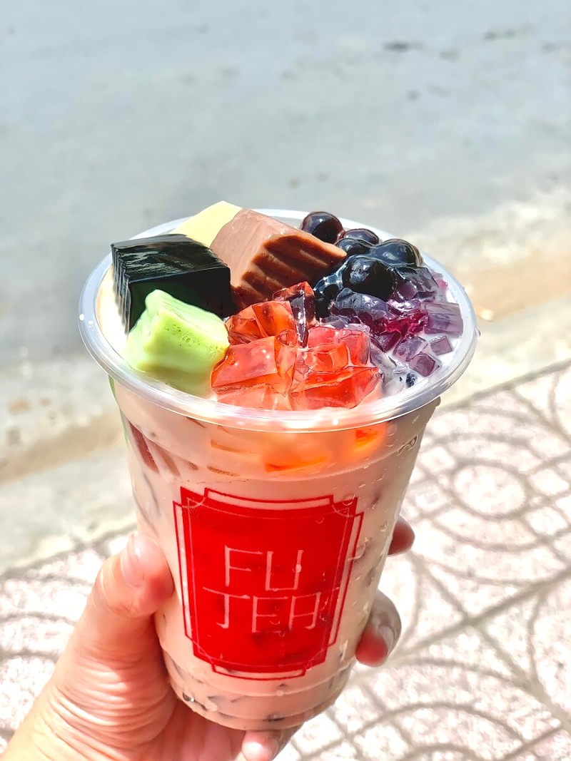 Một ly trà sữa full topping đầy ú ụ