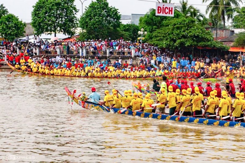 Lễ hội đua ghe ngo Sóc Trăng: Rèn luyện thể lực & tinh thần đồng đội.