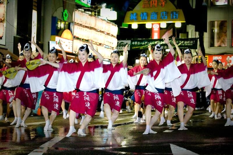 Lễ hội Awa Odori diễn ra tại Tokushima vào tháng Tám, từ ngày 12 đến 15.