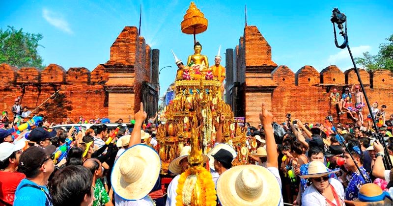 Rước Phật đến chùa Wat Phra Singh là điểm nhấn của lễ hội té nước Chiang Mai.