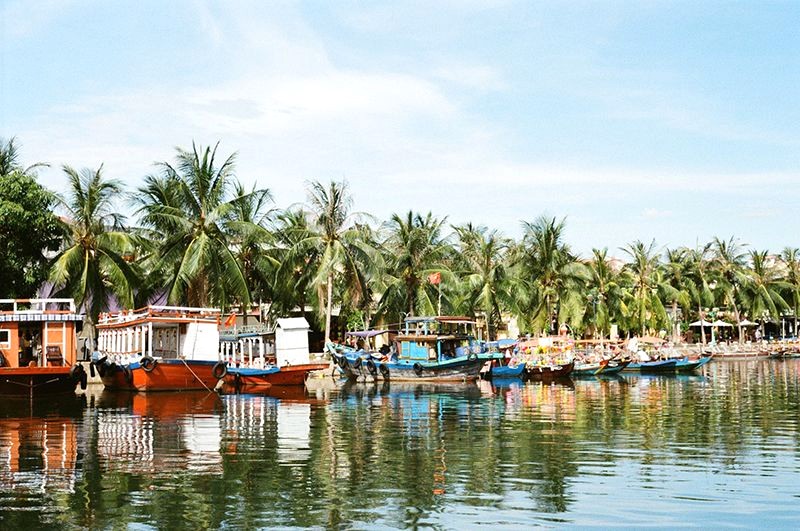 Làng quê Hội An êm đềm hiện ra với những chiếc thuyền neo đậu dưới bóng dừa xanh mát. Chuyến khám phá hôm nay hứa hẹn mang đến một hình ảnh khác biệt về vùng đất cổ kính này.