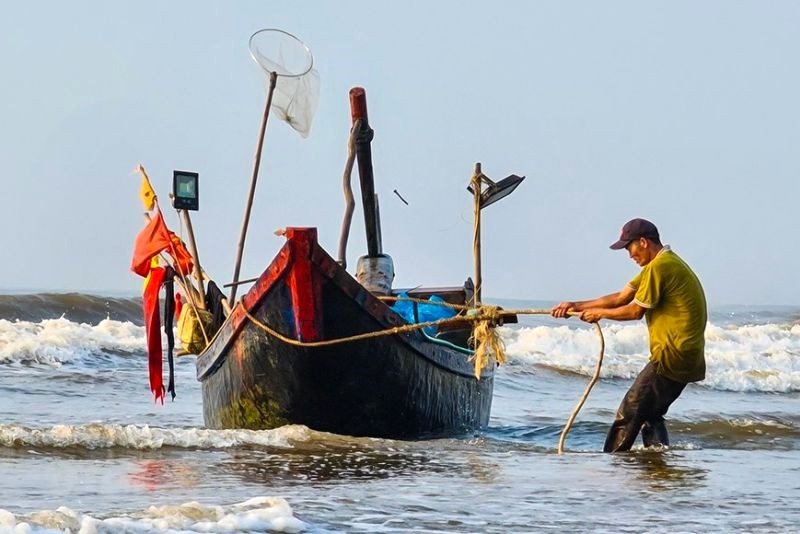 Làng chài Sầm Sơn: Khoảnh khắc lao động bình dị.