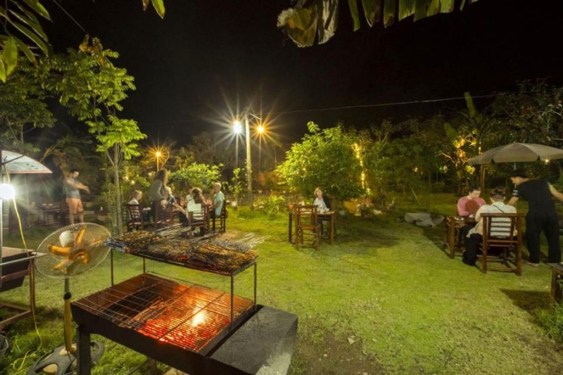 Tiệc nướng BBQ sân sau resort