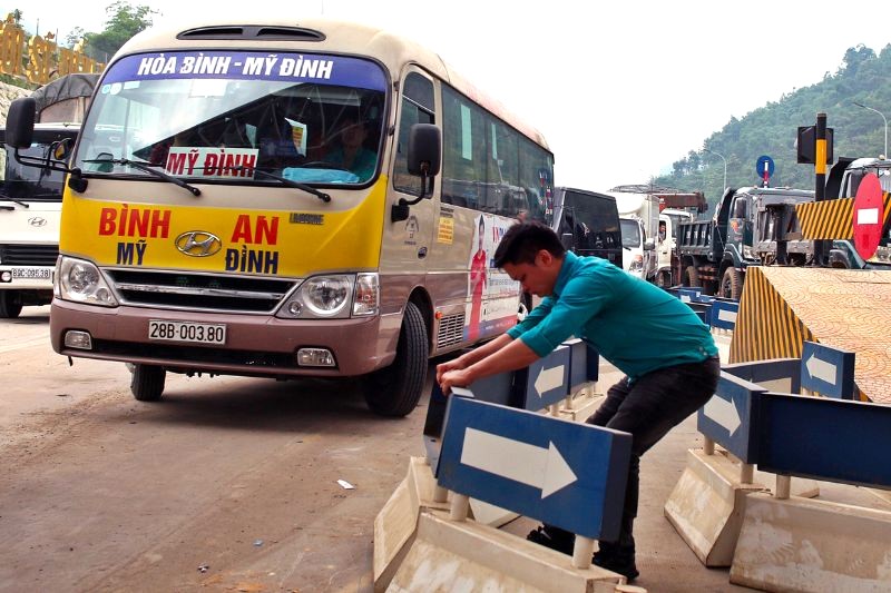 Xe Bình An Hòa Bình Mỹ Đình cung cấp dịch vụ vận chuyển hành khách tuyến cố định và du lịch.