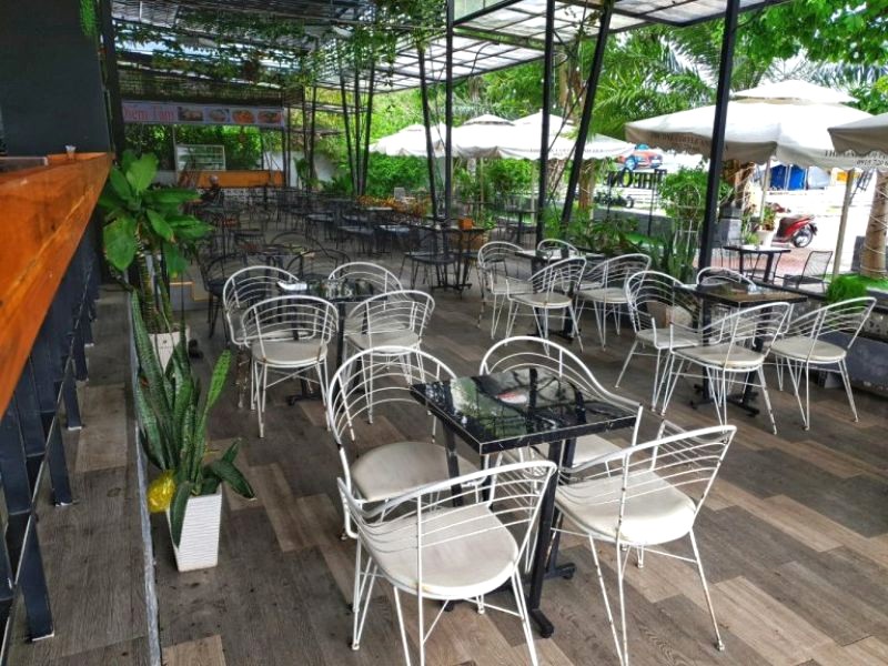 Quán cafe mát mẻ với nhiều cây xanh.