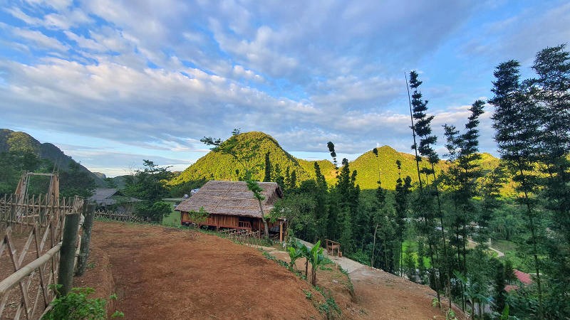 Cách trung tâm Hòa Bình 40km, Lũng Vân ẩn hiện trong màn sương như chốn bồng lai.