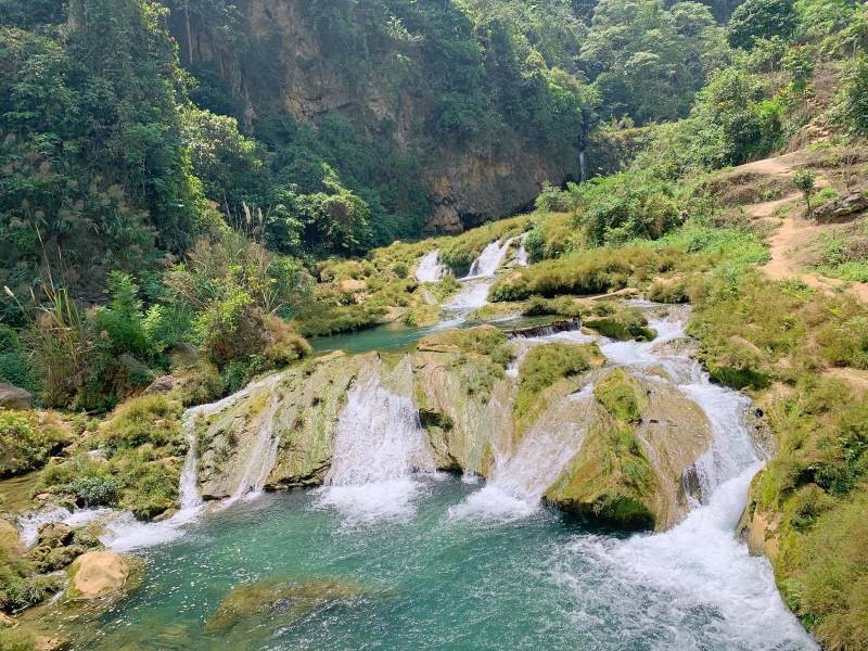 Thác tuôn nước ngọc bích, trong veo như trời.