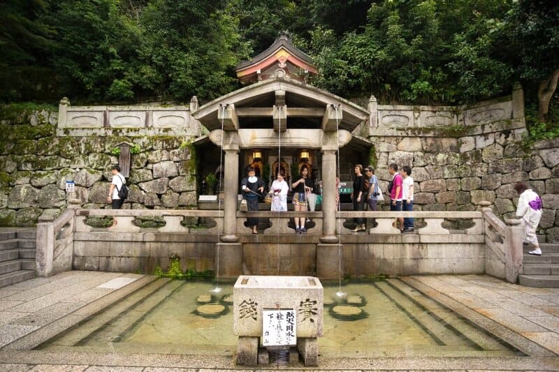 Kiyomizudera: Kiến trúc cổ kính, trường tồn.