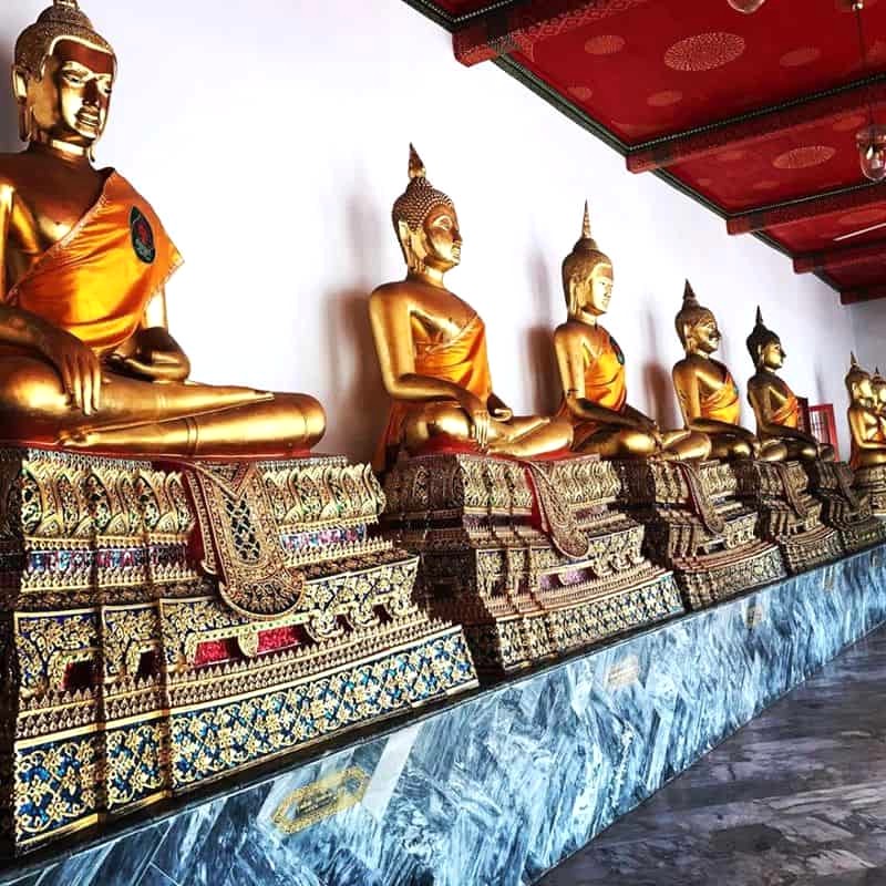 Chùa Wat Pho nổi tiếng với hơn 1.000 bức tượng Phật, mỗi tượng mang nét độc đáo về màu sắc, hình dáng và trang trí ngọc tinh xảo.