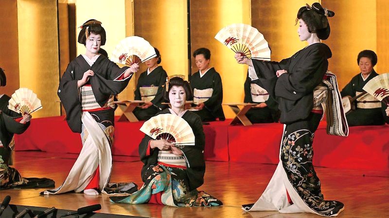 Tham dự lễ hội Miyako Odori ở Nhật Bản vào tháng 4 để thưởng thức nghệ thuật Geisha truyền thống.